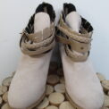 Low boots beiges lanières fantaisies pointure 39