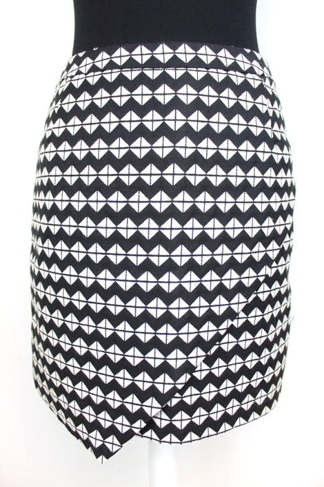 Jupe asymétrique motifs triangles H&M taille 36 - friperie femmes, vêtements d'occasion, seconde main